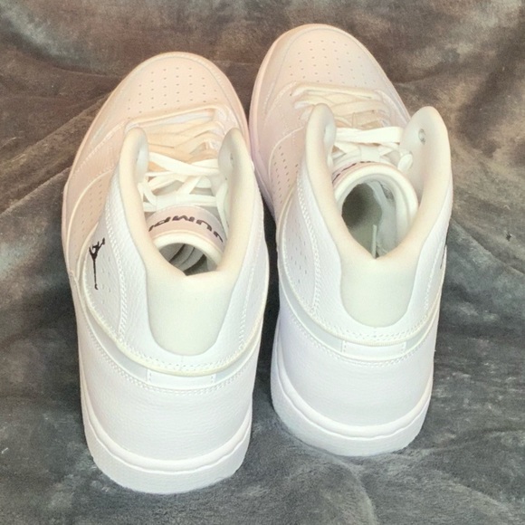 Jordan Jumpman’s white size 11 - Picture 3 of 3